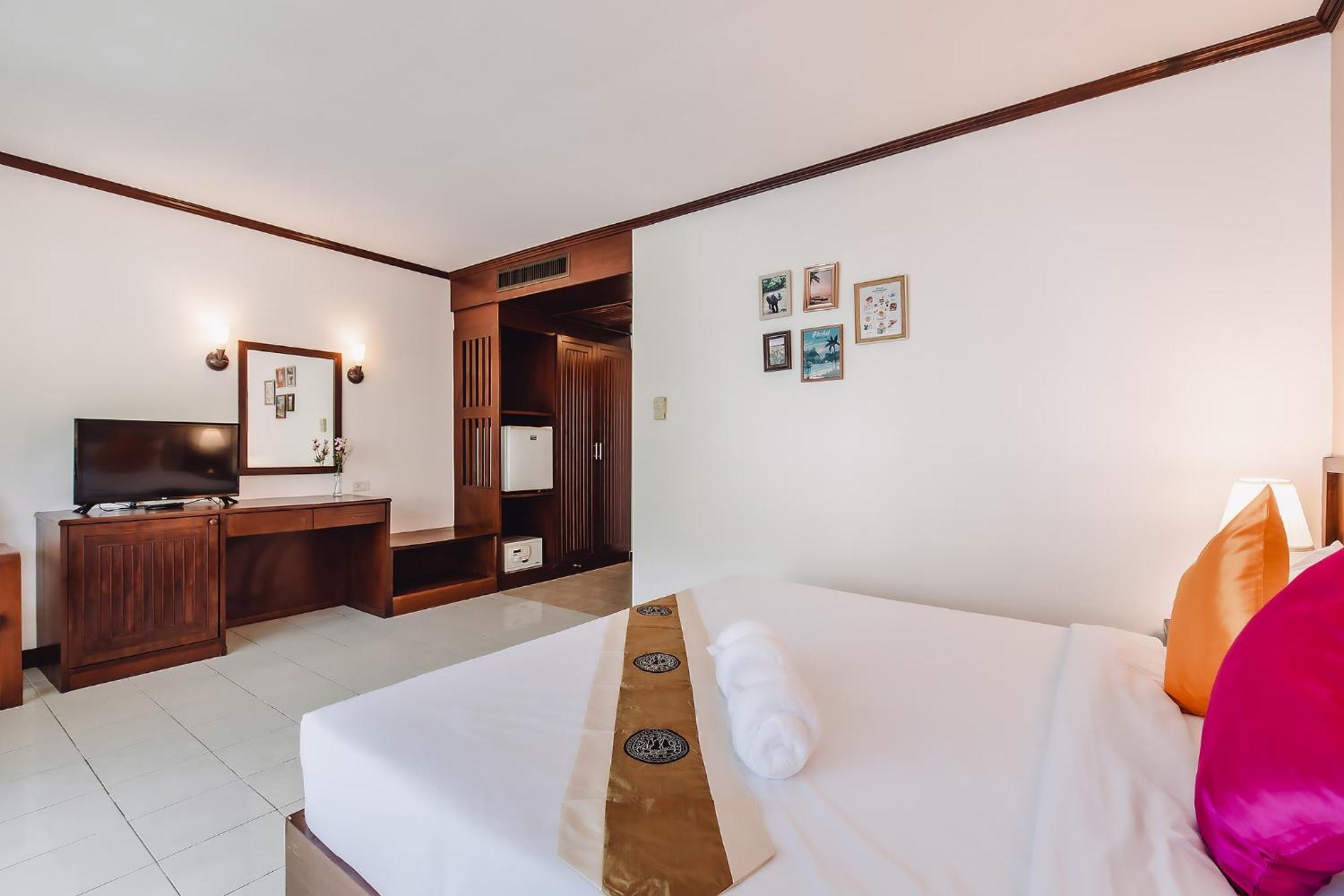 Bauman-Ville Hotel Patong Exterior photo