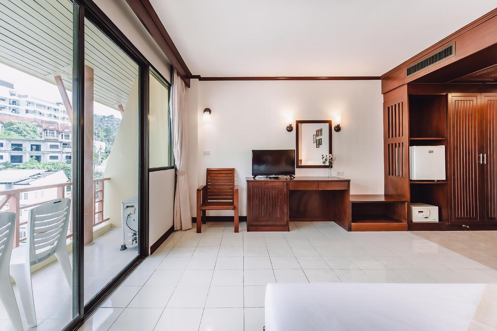 Bauman-Ville Hotel Patong Exterior photo