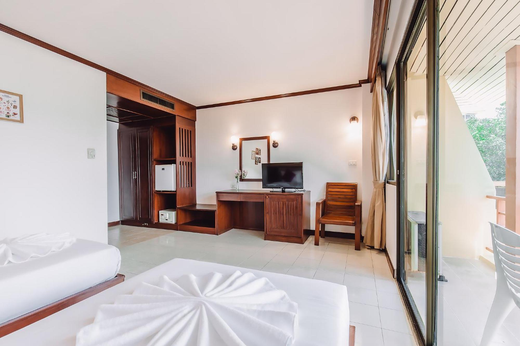 Bauman-Ville Hotel Patong Exterior photo